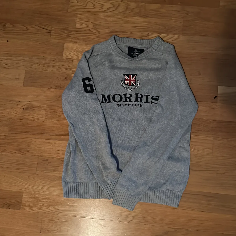 Grå stickad tröja från Morris i fint skick, knappt använd. Säljer pågrund av att den inte kommer till användning.. Stickat.