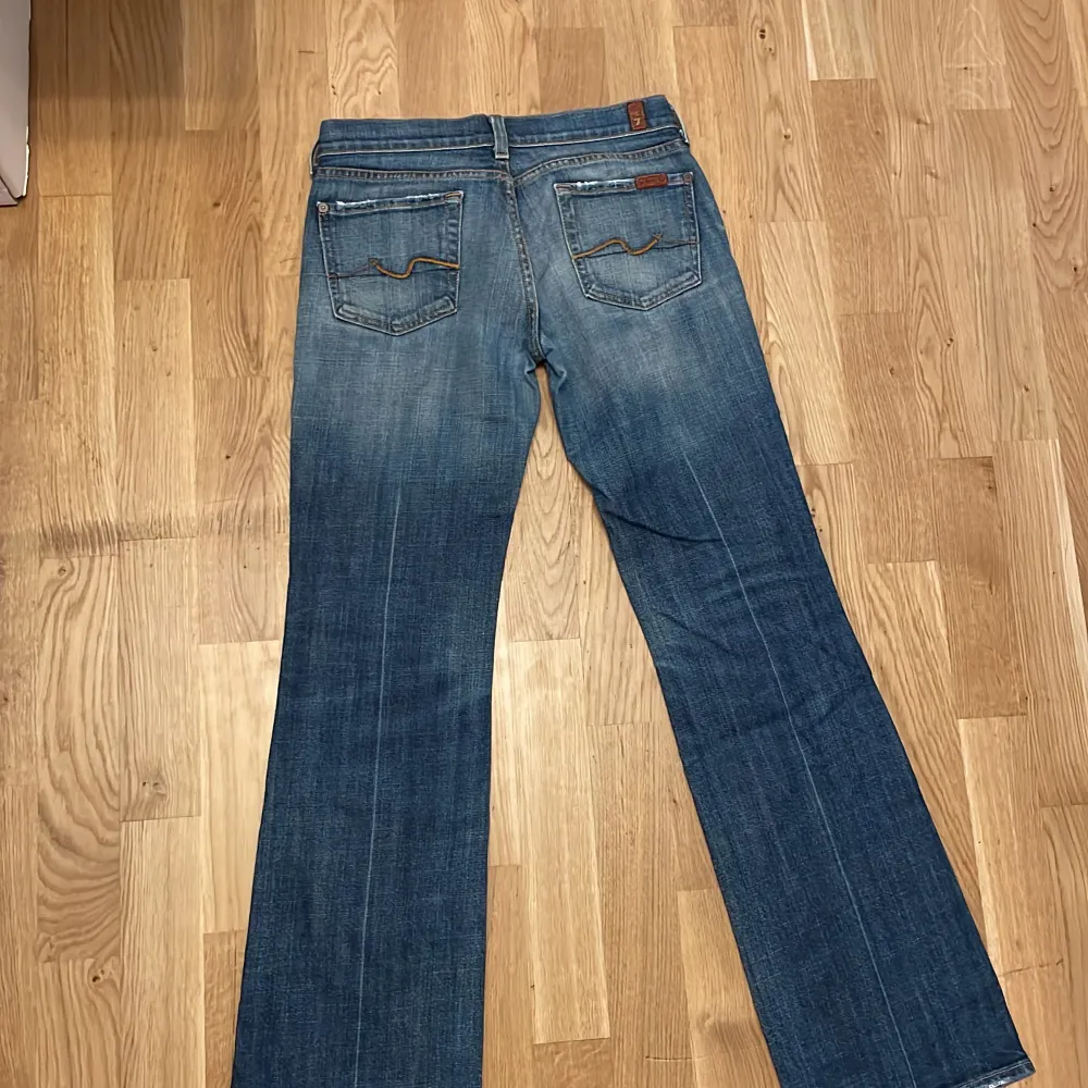 Mellanblå knappt använda snygga vintage jeans. Straight och low Rise  Storlek: 26 Ordinarie pris 1500kr. Jeans & Byxor.