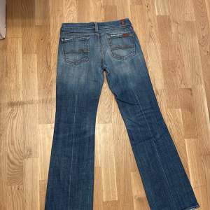 Mellanblå knappt använda snygga vintage jeans. Straight och low Rise  Storlek: 26 Ordinarie pris 1500kr