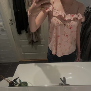 Blus - Säljer min söta blus ifrån Nly-trend. 💕 Använd men i mycket bra skick. 