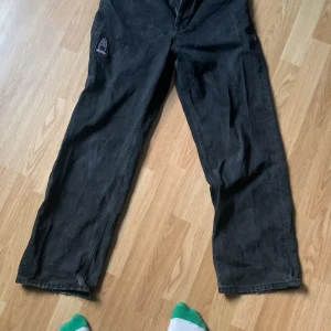 Ett par baggy denim jeans - Köpte dom här för två år sedan, dom gick för 850 men vill bara ha bort dom så säljer dom för 400. Dom är medium herr och i bra sick, 