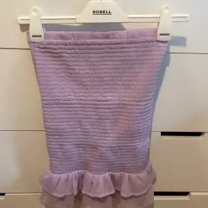 en lila kjol med volang nertill från Bikbok i storlek XS, den är bara använd 1 gång 🙌🏻🫶🏻
