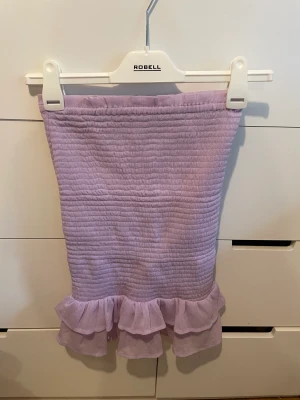 lila kjol  - en lila kjol med volang nertill från Bikbok i storlek XS, den är bara använd 1 gång 🙌🏻🫶🏻
