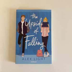 En helt orörd bok. Den är skriven på engelska och har varit populär på TikTok som en romantisk young adult bok skriven av populära Alex Light! 