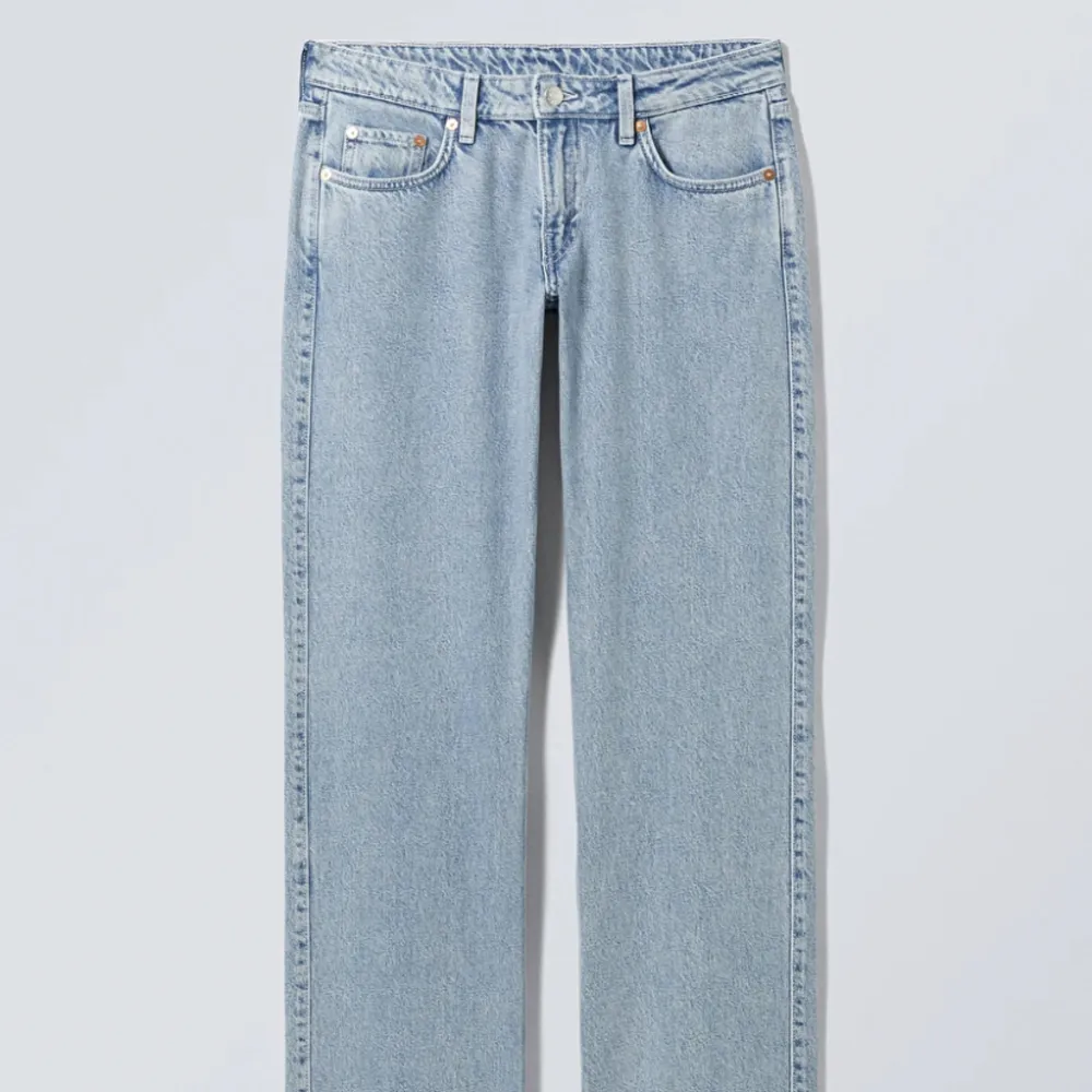Säljer mina arrow low jeans från weekday då de tyvärr har blivit förmå i midjan på mig  🥰Nypris 590kr!! (Pris kan diskuteras). Jeans & Byxor.