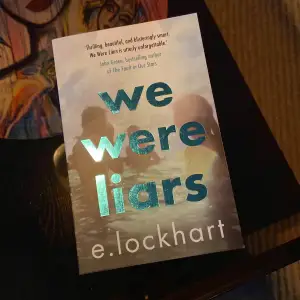 Säljer boken We were liars som varit väldigt trendig på booktok och liknande. Boken är helt ny❤️ 