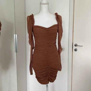 Klänning - En jättefin fest/ vardagsklänning. Tajt. Kommer lite ovanför knäna. Super snygg passform och ljusare färg i verkligheten