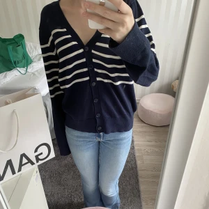 Stickad kofta - Stickad kofta som ej kommer till användning! Skick 9/10, köparen står för frakten!🤍