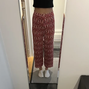 Byxor - Tygbyxor från Gina Tricot i strl. XS. Använda en gång. 