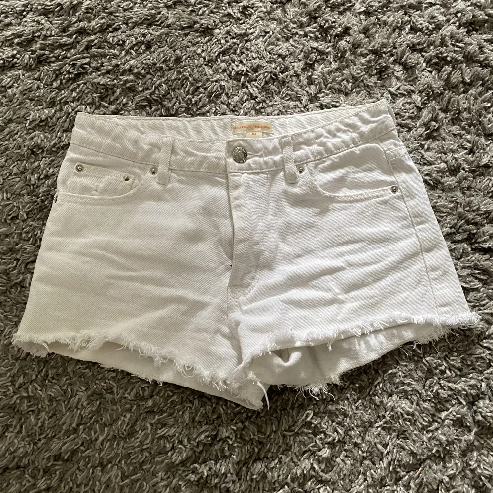 Säljer dessa vita lågmidjade shorts från Iza & Elle collection med Gina tricot från förra året.  Storlek 146 men passar på mig som brukar bära 32/xs. . Shorts.