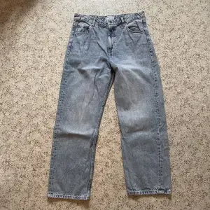 Blåa jeans från bershka i modellen loose straight, köparen står för frakten och priset går att förhandla 