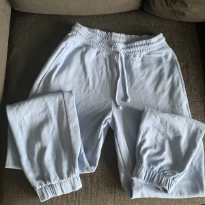 Byxor - Snygga ljusblåa mjukisbyxor i storlek S från Vero Moda.