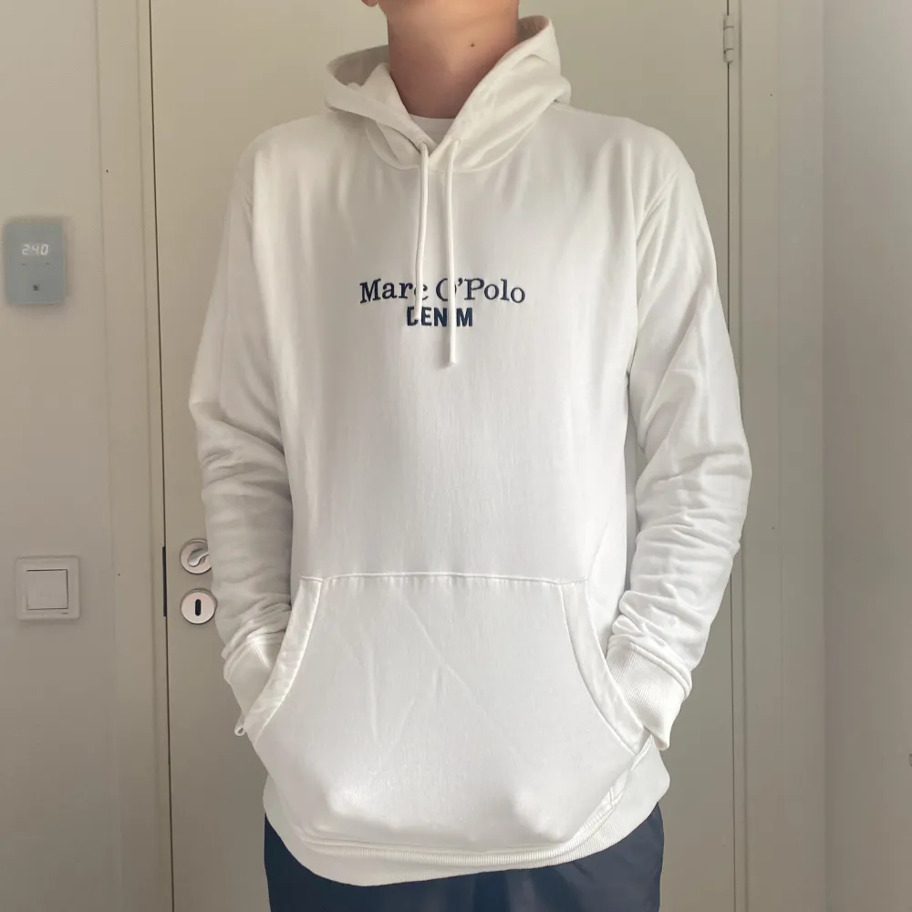 Helt oanvänd hoodie endast testad. Skick 10/10 Nypris 999 kr Mitt pris 399 kr.. Hoodies.