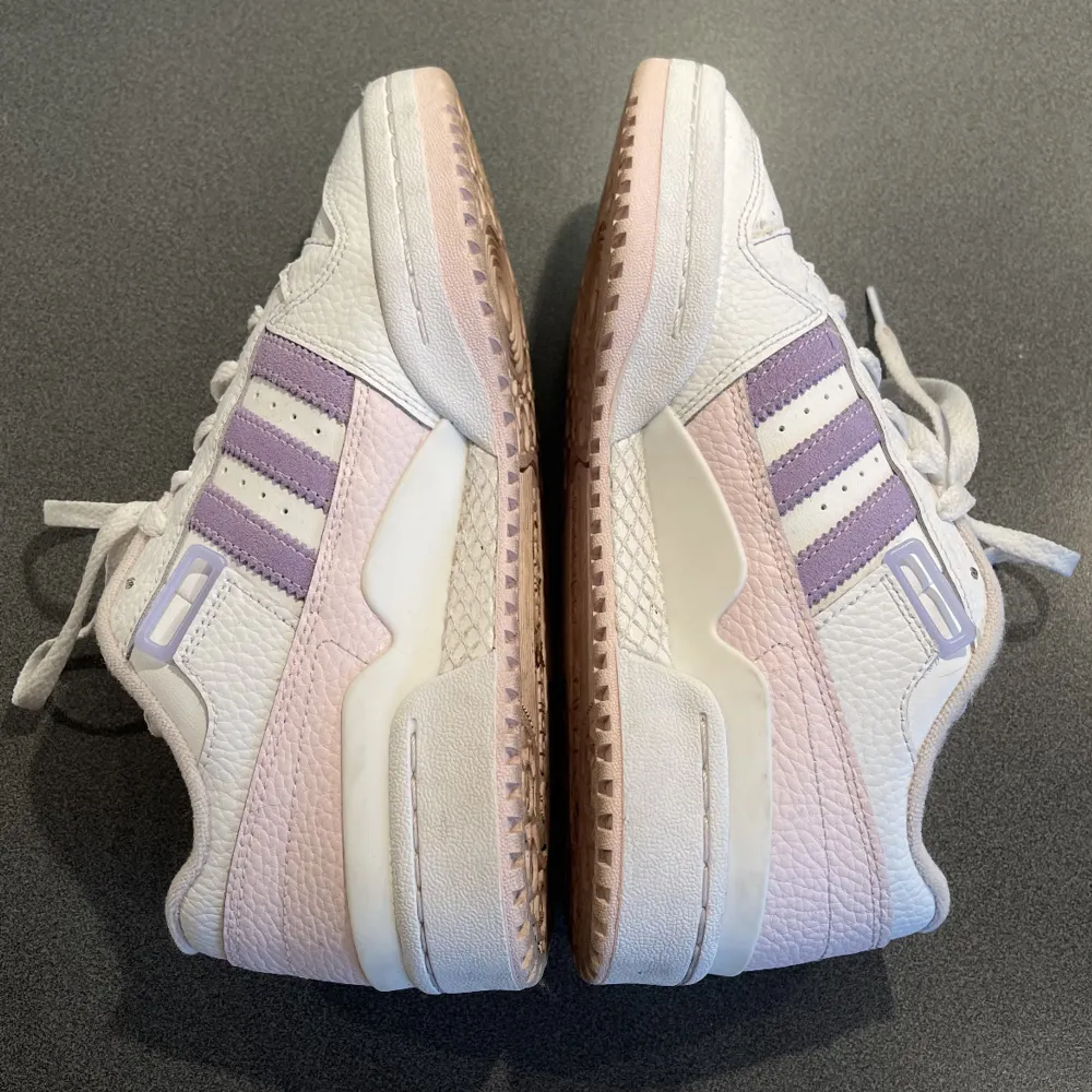 Adidas orginials forum low köpta på footlocker förra året. Använda en gång. Ena skon har rosa stripes och andra lila 🕺väldigt härliga ljusa färger!!💞 säljer då jag har för mycket skor :( . Skor.