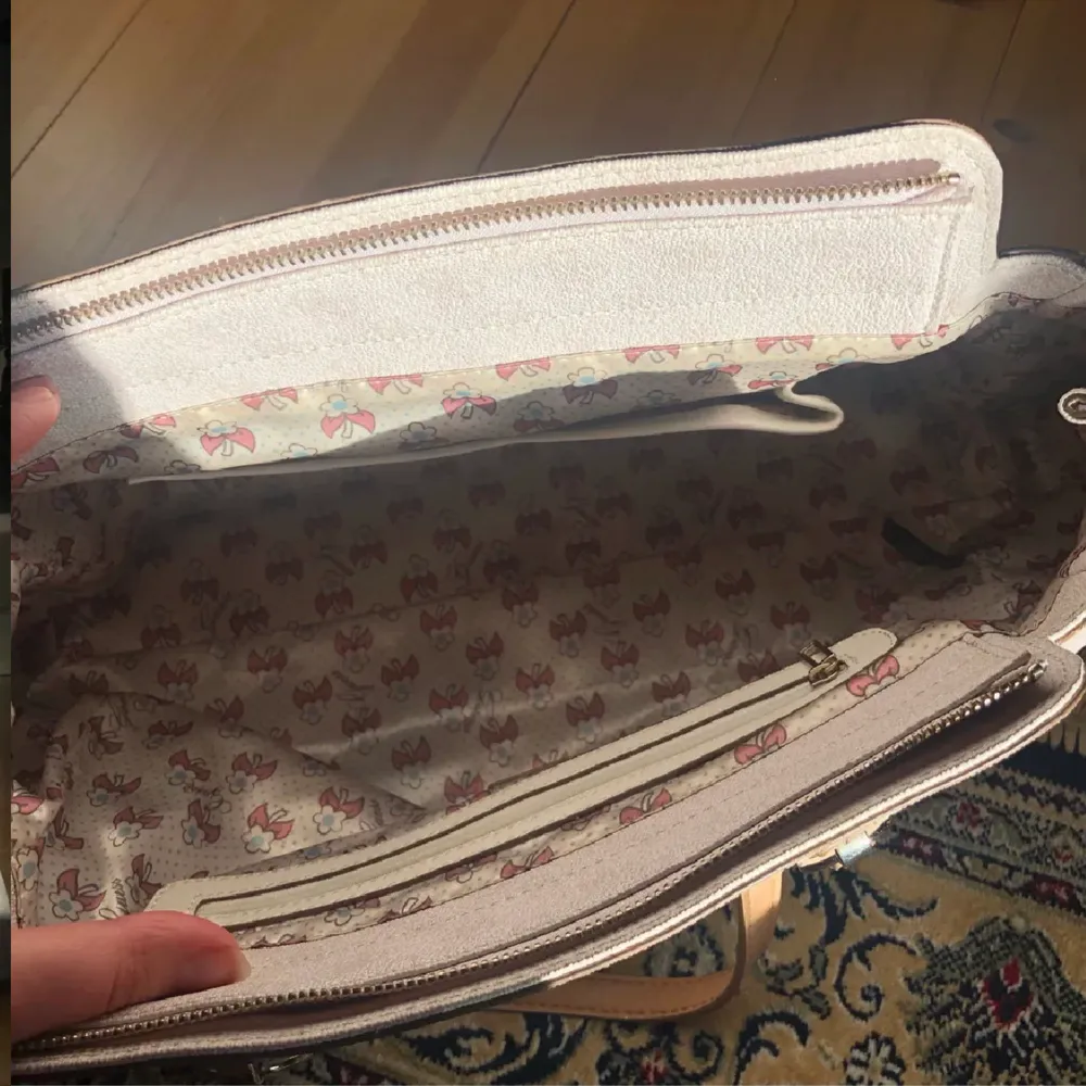 Säljer min fina Guess väska, sparsamt använt. Köpte den second hand och har använt den fåtal gånger. Väskan har små defekter men syns inte om man ej kollar noggrant, annars i jätte fin skick. (Dustbag medföljer) Priset kan sänkas vid snabbaffär❤️ . Väskor.