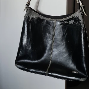 Handväska - En större handväska där en kan få plats med mycket! Samfraktar gärna, så kolla mina andra annonser!