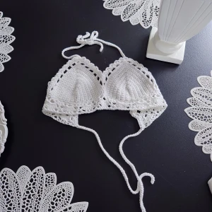 Virkad Top  - Gullig handvirkad vit top i ca storlek 36.