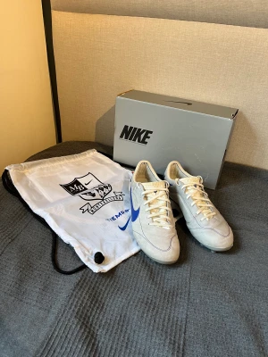 Nike Tiempo Legend 9 Elite AG Made in Italy - Ett par limited edition nike tiempos som knappt är använda då de är för små för mig. Dessa skor är väldigt svåra att få tag på nu framför allt i denna storlek. Hör av er vid frågor priset kan definitivt diskuteras.