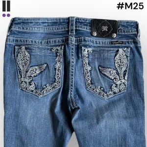 lågmidjade MissMe Bootcut jeans M25 - MissMe jeans i model Boot 💜 Tag 31W 💜Midja (rakt över) 40cm 💜 Innerben 77cm 💜 Ytterben 101cm 💜 Benöppning 20cm 💜 Uppsydda och saknar 2 metallpluppar på tagen 💜Våra mått blir W=31 och L=30 💜 Men jämför alltid måtten med ett par jeans som sitter bra 💜