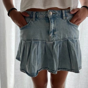 Tally Weijl kjol - Säljer min snygga jeans kjol med volang från märket tally weijl fr n zalando då den tyvär blivit förkort. Kjolen är i super bra skick då jag ändats andvänt den ett fåtal gånger. Den är i storlek 38 men den är liten i storleken och passar även 34/36.