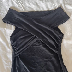 Topp - Säljer denna topp från Gina då den inte kommer till användning💗endast använd 1 gång hör av er vid frågor💕