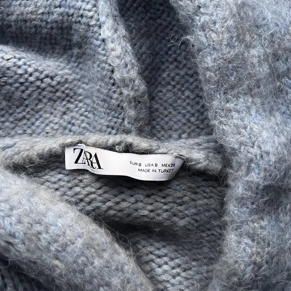 Supermjuk och varm stickad hoodie från zara i ljusblått. Används tyvärr inte längre och i väldigt bra skick🪅💗 nypris 499kr. Stickat.