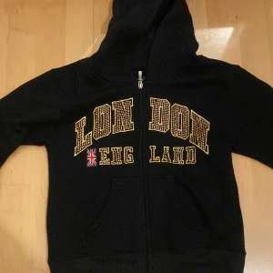 Kofta fån London  - Säljer min kofta ifrån London för den passar inte mig. Super bra kvalitet på koftan skriv privat för fågor.🫶🏼