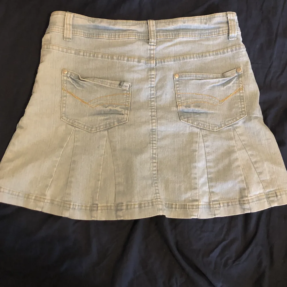 Snygg jeans kjol från JONNA B Storlek 36 (s) men sitter som M . Kjolar.