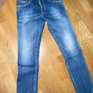 Dsquared 2 jeans i mycket bra skick. Storlek 150 cm till 160cn.