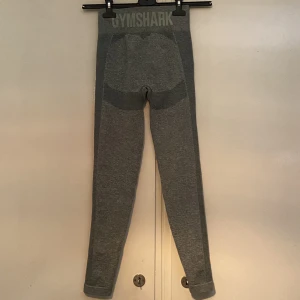 Gymshark  - Gröna gymshark träningsthights. Använt vid fåtal tillfällen, fint skick och inga skador. Vid frågor skicka pm, köparen står för frakten🫶🏻