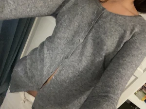 äkta kaschmir kofta  - Så mjuk o skön kofta! Äkta kaschmir! Därav priset!❤️🥰köptes i Frankrike för 1000 kr😘