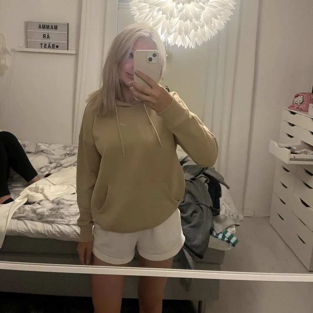 beige hoodie från only i strl xs men passar även s, aldrig använd och superskönt inuti! 😍 skriv privat för mer bilder elr frågor 💕💕. Hoodies.