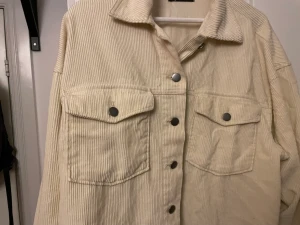 Manchesterskjorta  - Fin manchesterskjorta från Gina tricot. Gräddvit/vanilj. St S  Aldrig använd. 