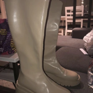 Vita boots - Nästan helt nya och säljes pågrund av att jag har för många och måste rensa. Sitter skitnsnyggt på och har bra material. Pris kan alltid diskuteras 💞