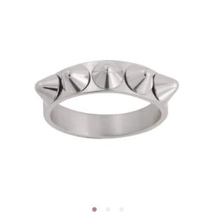 Säljer denna underbara peak ringen från Edblad. Köpt för 349 kr, säljer för 200 kr. Använt ett fåtal gånger. Storlek 17,5 vilket motsvarar M men fungerar för mindre fingrar då jag har det.