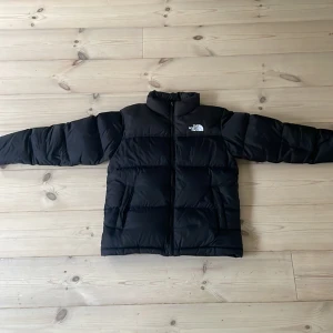 North face puffer jacka  - Säljer nu min north face jacka för 1000 kr köpare står för frakt jackan är storlek 160 barn OBS i fickan är det ett håll se på andra bild