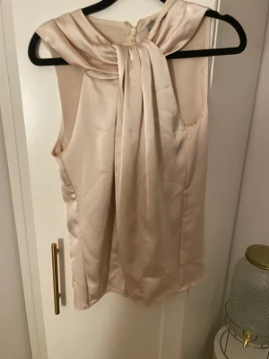 Guldig topp - Halterneck topp i silkesmaterial i en jättefin guldig färg, helt oanvänd, skriv för frågor💕