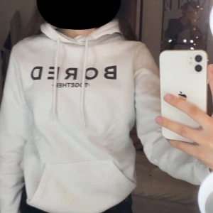 Vit Hoodie  - Vit Hoodie med ett tryck på, aldrig använd 💕 ingen aning vart den är köpt 