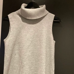 Stickad väst  - Stickad väst med krage från zara som var trendig för något år sedan, har inte kommit till användning då jag inte tycker den passar på mig