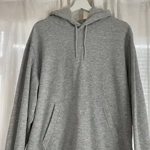 Säljer då denna Weekday hoodie i storlek M, sparsamt använt och säljer den för att den är för liten!