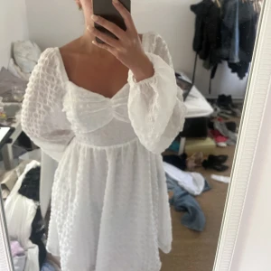 Vit klänning  - Säljer en oanvänd vit klänning från nakd i storlek M 