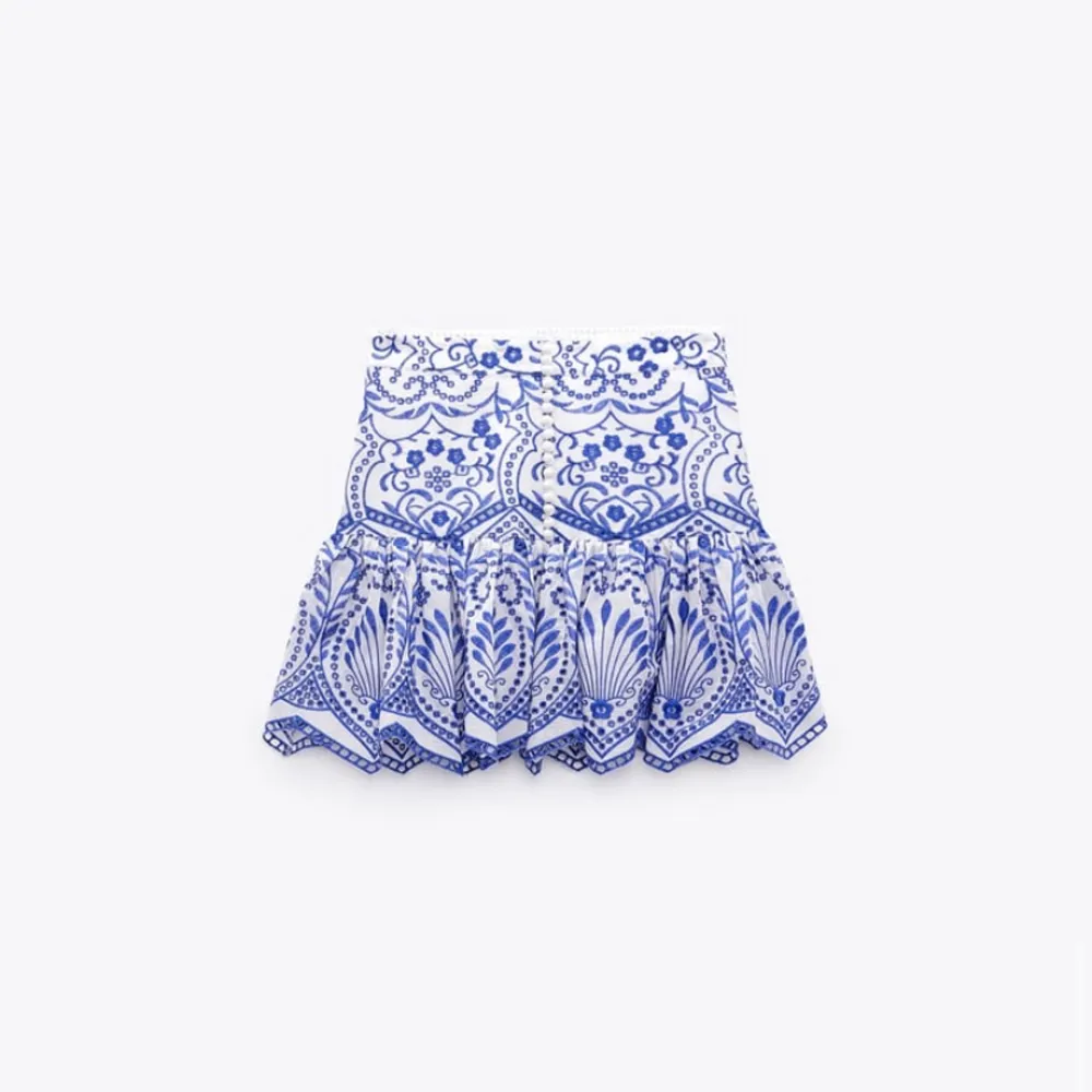 Säljer denna super söta blåa kjolen ifrån zara. Inga defekter, och är endast använd en gång. . Kjolar.