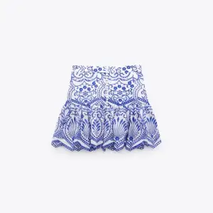 Säljer denna super söta blåa kjolen ifrån zara. Inga defekter, och är endast använd en gång. 