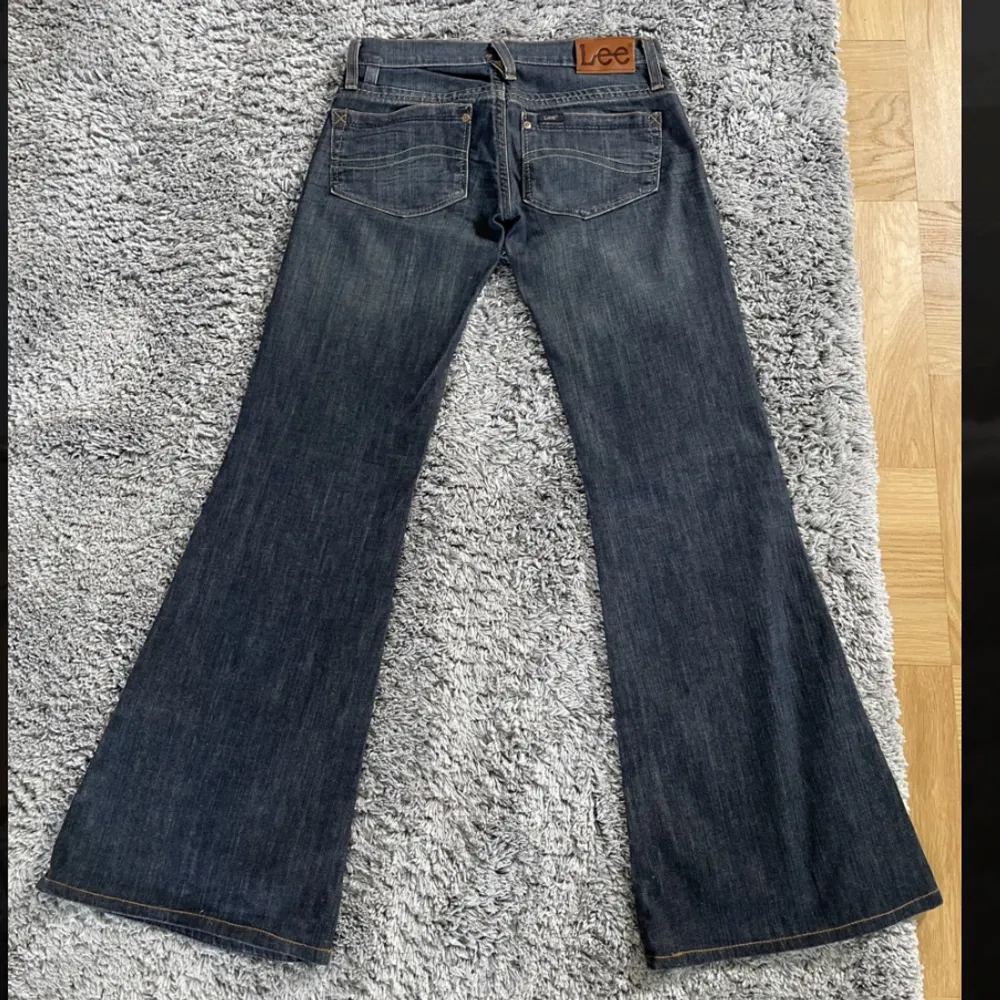Säljer dessa så snygga jeans från Lee då de är för små💕skulle säga att de motsvarar en 34. Jeans & Byxor.