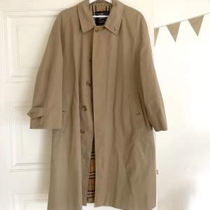 En klassisk burberry trench coat i storlek M. Knappt använd, men köpt second hand. Fint skick förutom att en knapp saknas (sista bilden)