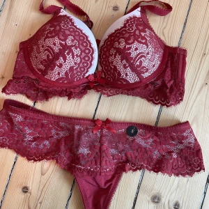 Hunkemöller set - Bh och trosor från hunkemöller, helt oanvända. Storlek 70B på bh och storlek S i trosorna. 