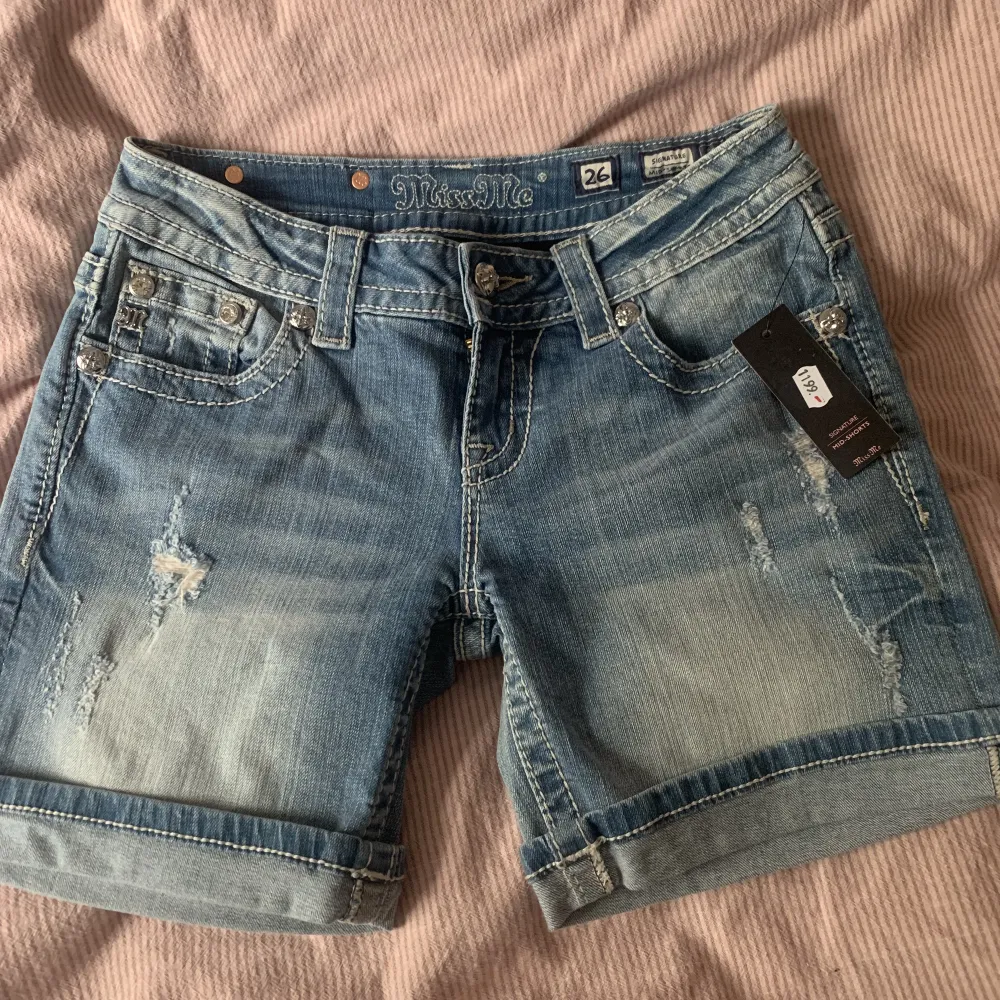 Säljer ännu ett par Miss Me shorts, kan tyvärr ta bild med dem på eftersom de är för små. Bara att höra av sig om man har frågor🎀  Mått-  Midjemåttet - 80,5cm Innerbenslängd 18cm eller 14cm om man vill ha dem uppvikt som det är på bilden . Shorts.