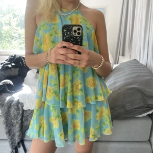 Zara klänning - Supervacker klänning från Zara💕. Hör av er vid frågor!💕 köparen står för frakten!💕 !PRIS GÅR ATT DISKUTERA VID SNABB AFFÄR!