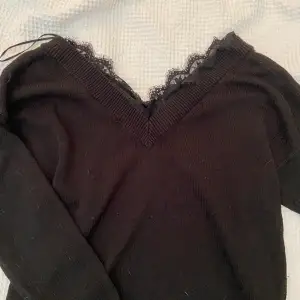 En svart stickad tröja från H&M andvänt 1 gång. Och säljer pga att jag ej använder den. Tröjan har lite spets längs halsen men de går att peta in om man vill det💗 