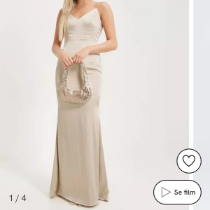 Balklänning ifrån Nelly - Säljer min balklänning ifrån Nelly då min bal har varit nu🩷storlek 36 Nypris 1099kr